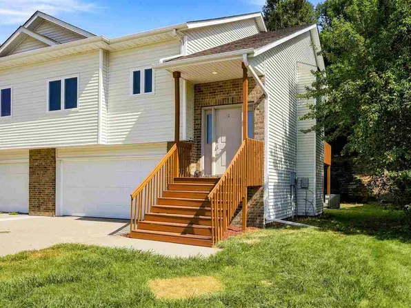 2042 Northland Cir, Coralville, IA 52241