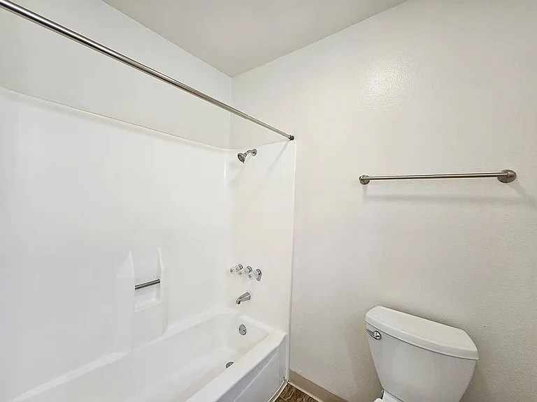 Lake Meadows Apartments — Photo 19