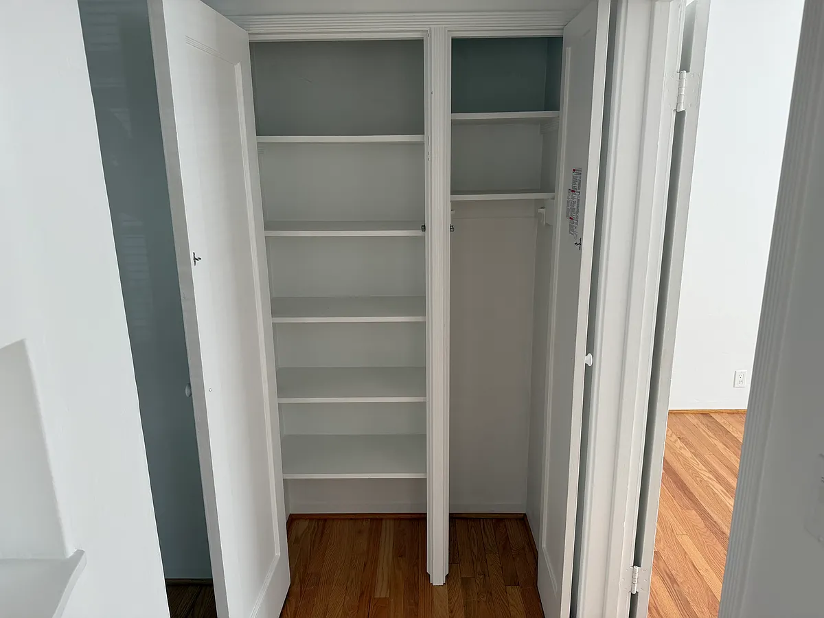 Building Photo - 2403 De La Vina St #1