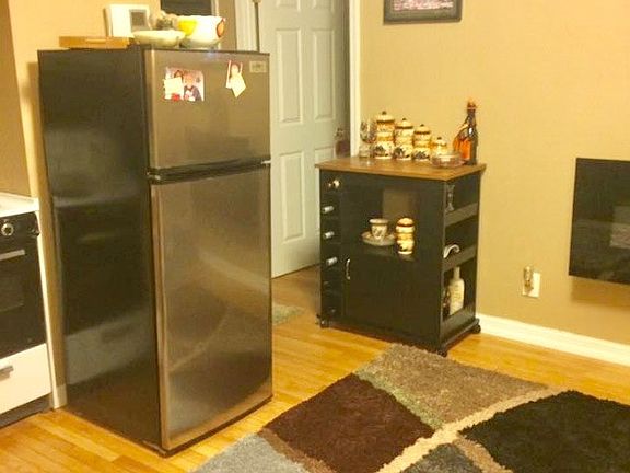 3rd image of 890 W Beech St APT 1L