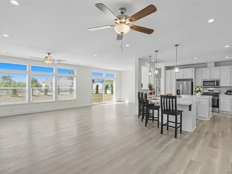 2080 Curtis Dr — Photo 7