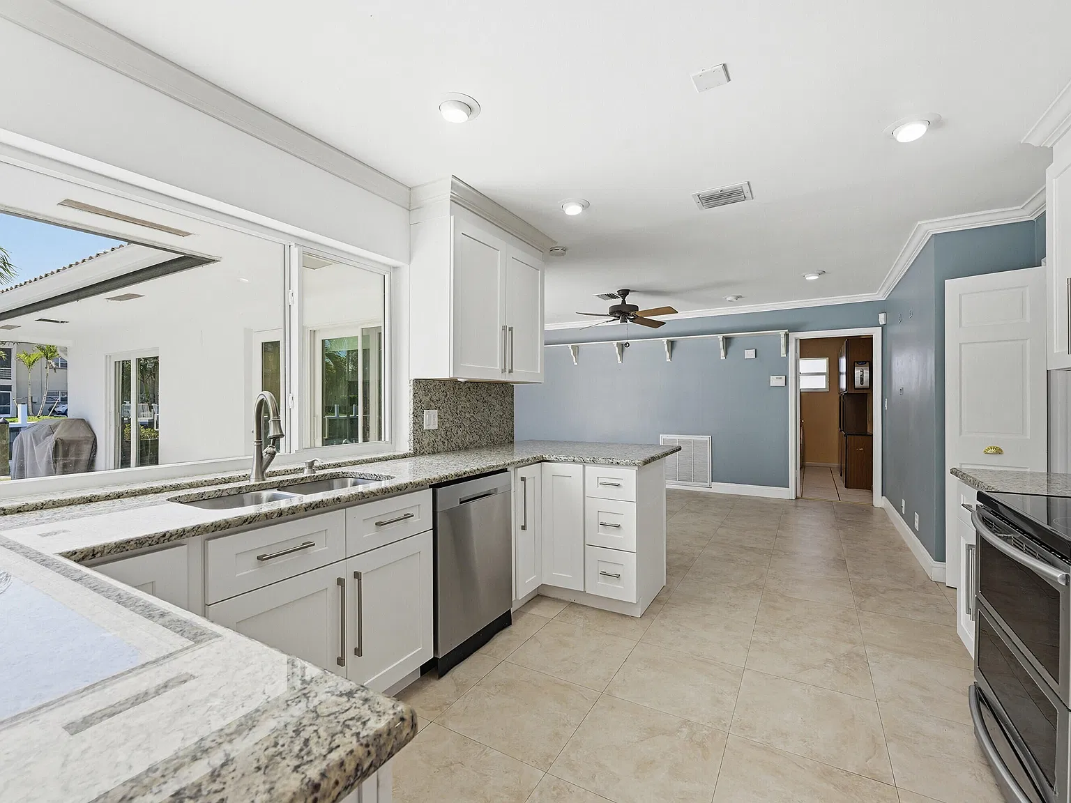 3 bed, 3.0 bath, 2047 sqft, $9,000 — Photo 4