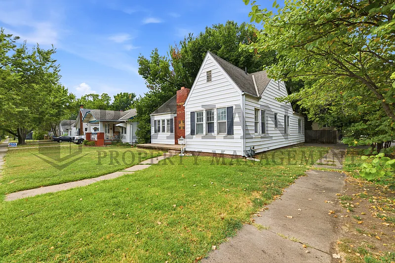 3 bed, 2.0 bath, 1220 sqft, $1,295 — Photo 3