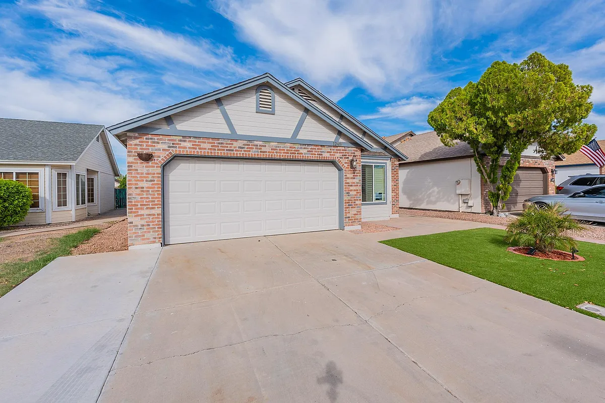 Building Photo - 1248 W Straford Dr