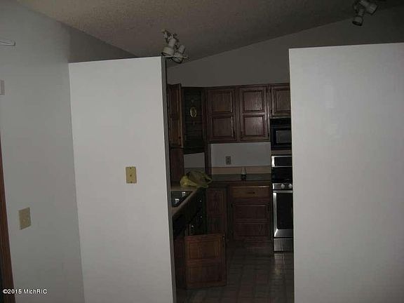 4th image of 5094 E Apple Ave