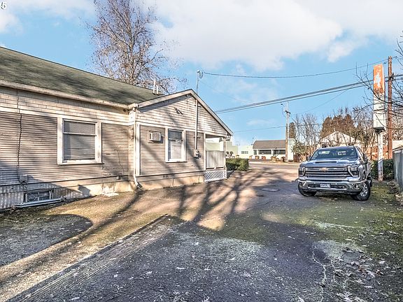 4th image of 360 SE Oak St