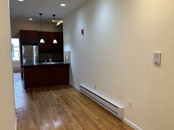 5th image of 942 Willow Ave APT 2L