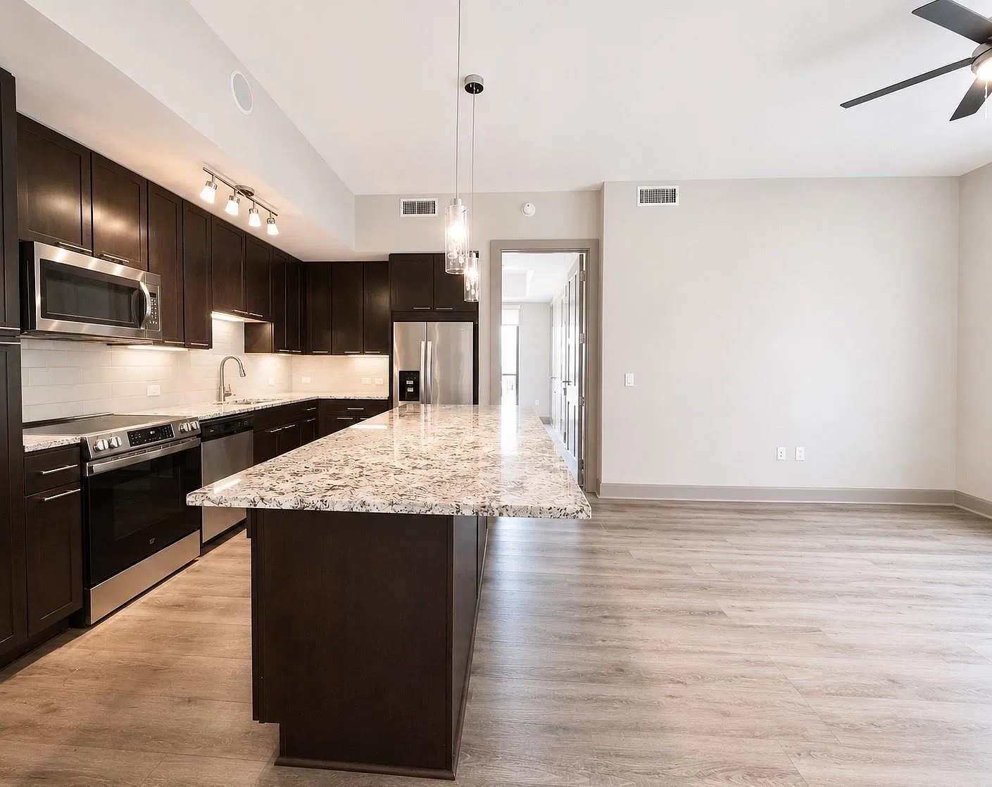 2 bed, 2.0 bath, 1131 sqft, $3,460 — Photo 3