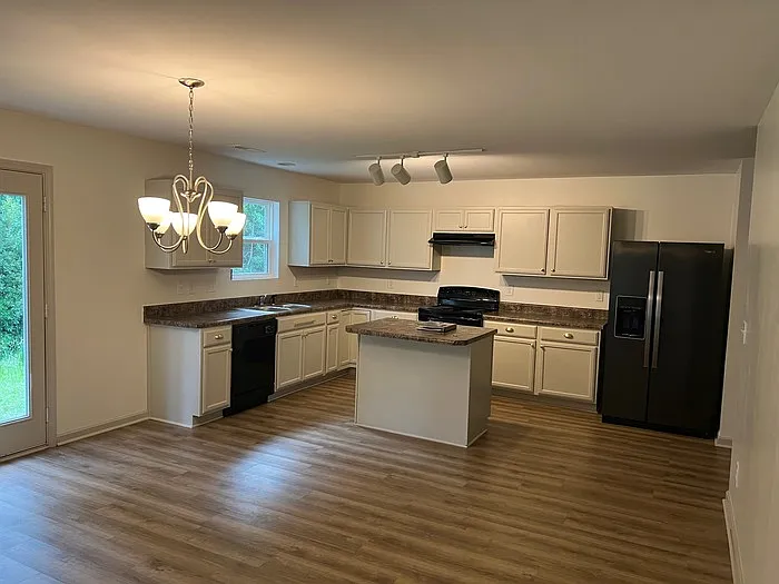 4 bed, 2.5 bath, 2800 sqft, $2,695 — Photo 2