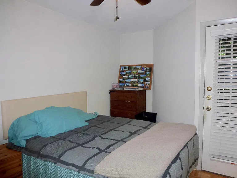 Room for a queen size bed, extra niche for desk or dresser.
