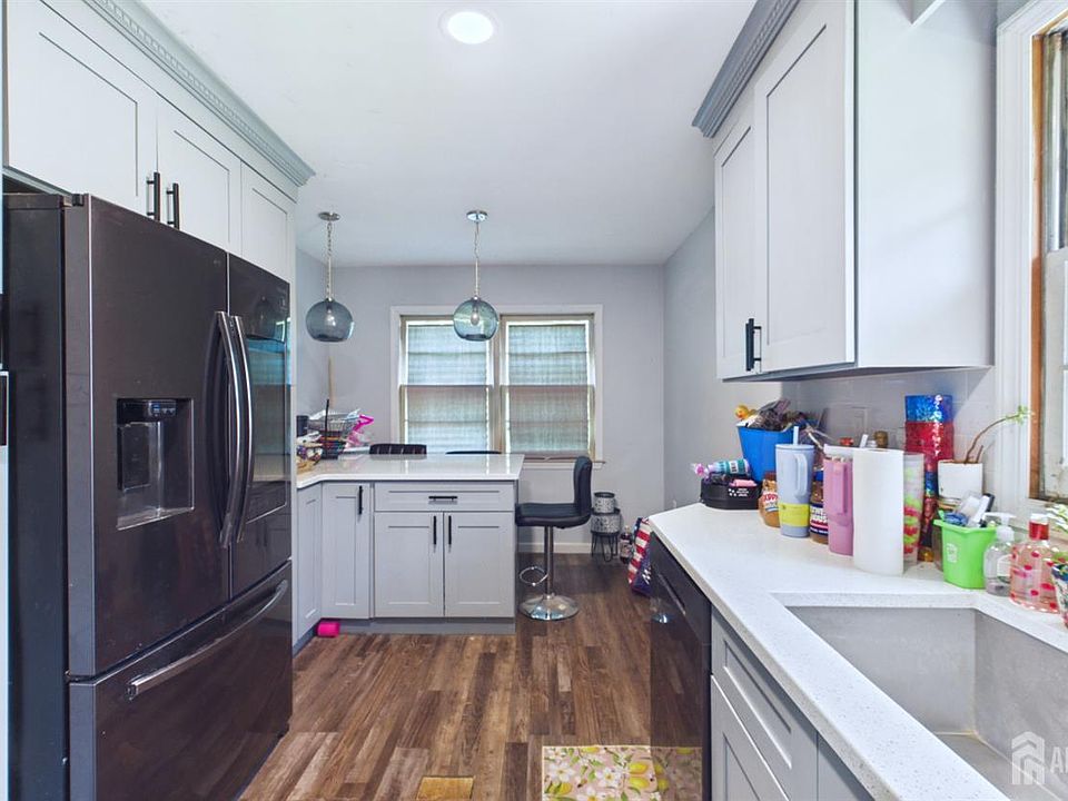 2nd image of 21 Oakwood Dr