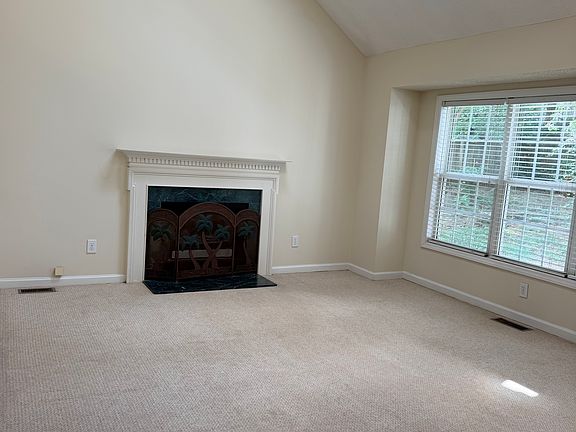 5th image of 104 W Acres Cres