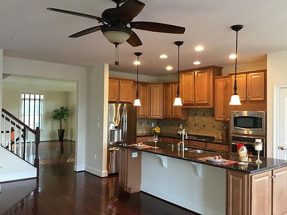 Kitchen connect to family room