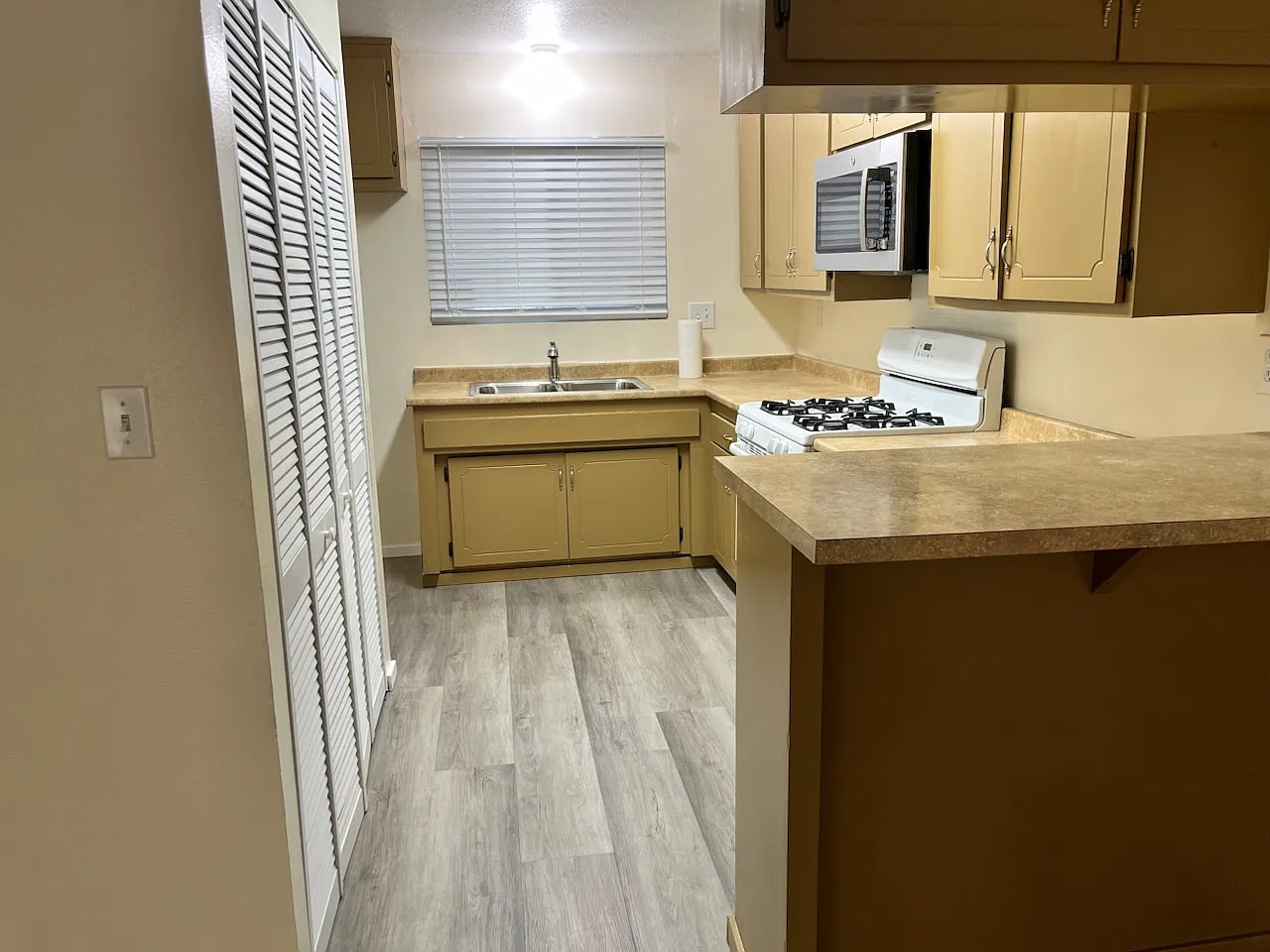 660 E Lee Pl — Photo 3