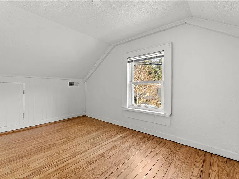 570 Elizabeth Ln W — Photo 23