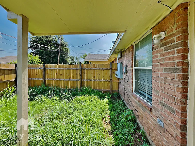 1421 E Robert St — Photo 22