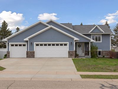 884 Forest Edge Dr, Jordan, MN, 55352