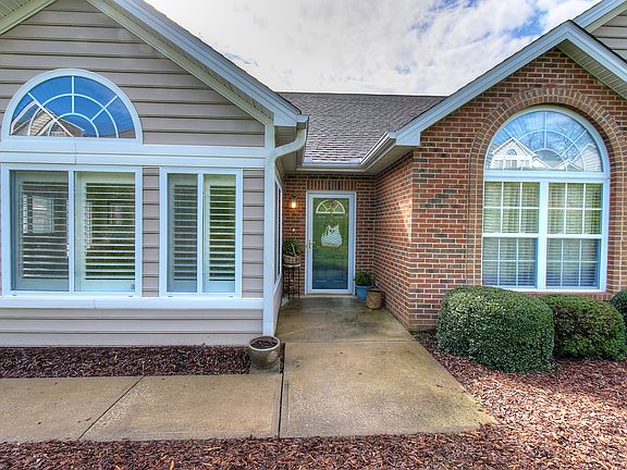 5th image of 152 Avonlea Pl