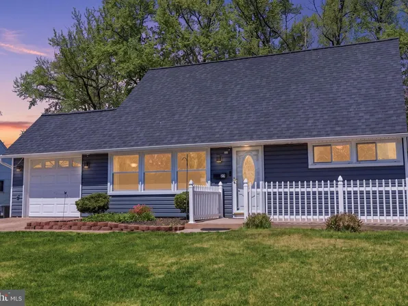 25 Vermillion Ln, Levittown, PA 19054