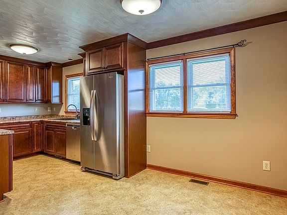 3rd image of 541 Railroad Dr