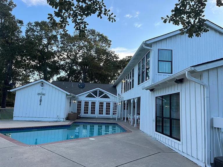 8402 Matthews Ln — Photo 11