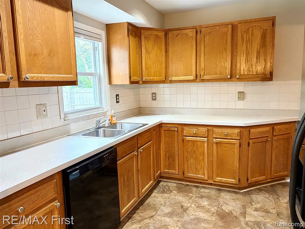 3 bed, 2.0 bath, 1834 sqft, $2,275 — Photo 4
