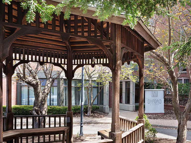 Oxford Court Apartments — Photo 13