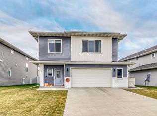 1074 Ashley Dr W, West Fargo, ND 58078