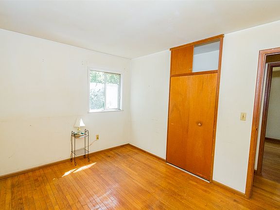 5th image of 122 Madison St