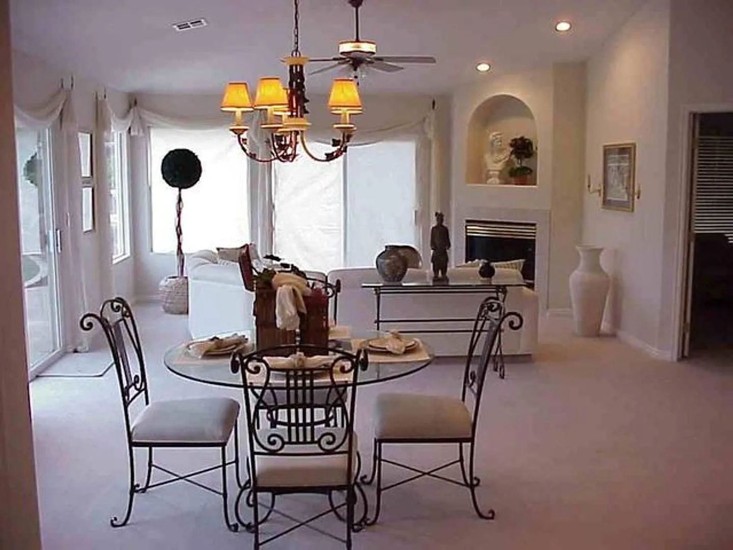 Spacious Three Bedroom — Photo 2