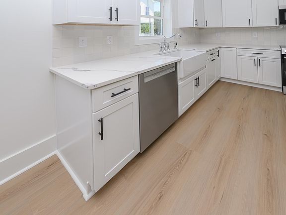 4th image of 613 South Dogwood
