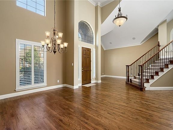 4th image of 1009 Hot Springs Dr