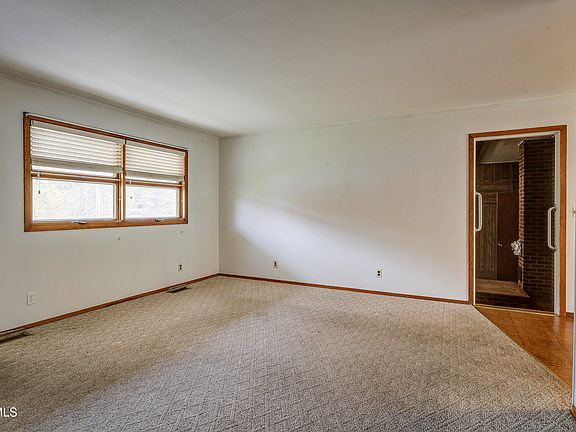 4th image of 2322 W Brook Ln