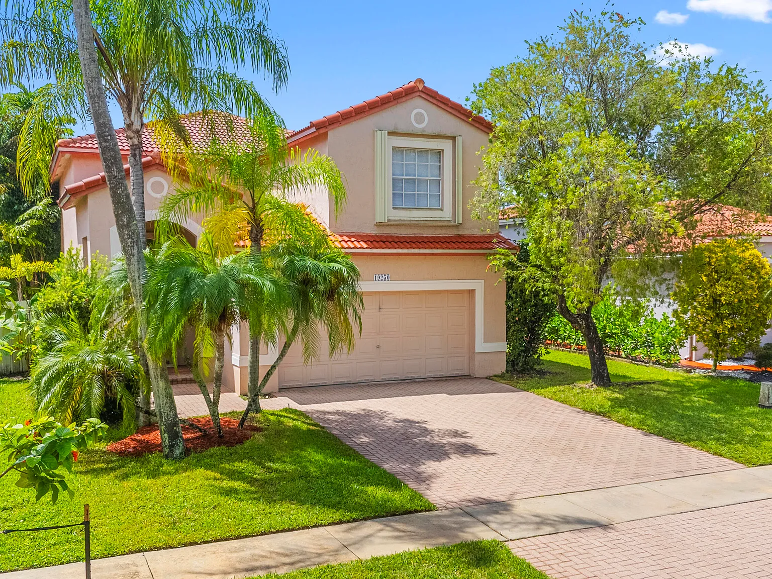 3 bed, 2.5 bath, 1993 sqft, $3,500 — Photo 3