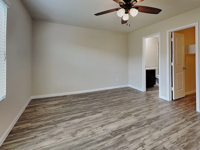 Spacious room with neutral bei