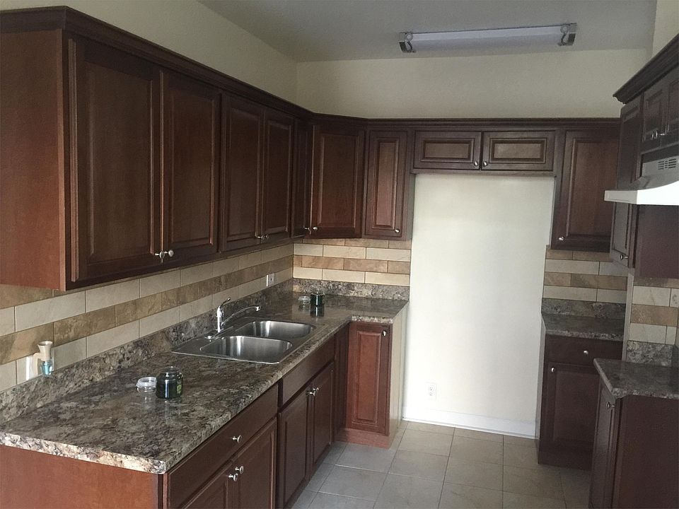 Kitchen with stainless steel sink, backsplash porcelain tile and plenty of cabinet space