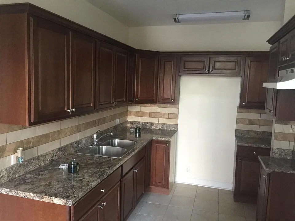 Kitchen with stainless steel sink, backsplash porcelain tile and plenty of cabinet space