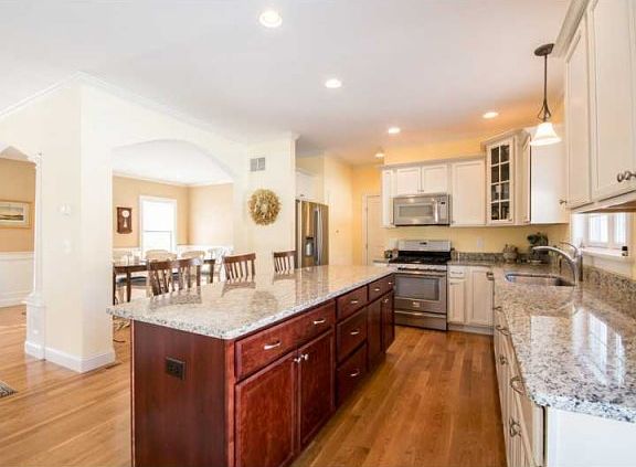 3rd image of 121 Greystone Ter