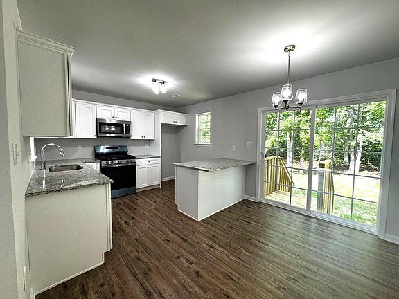 4th image of 1103 Holly Berry Ln