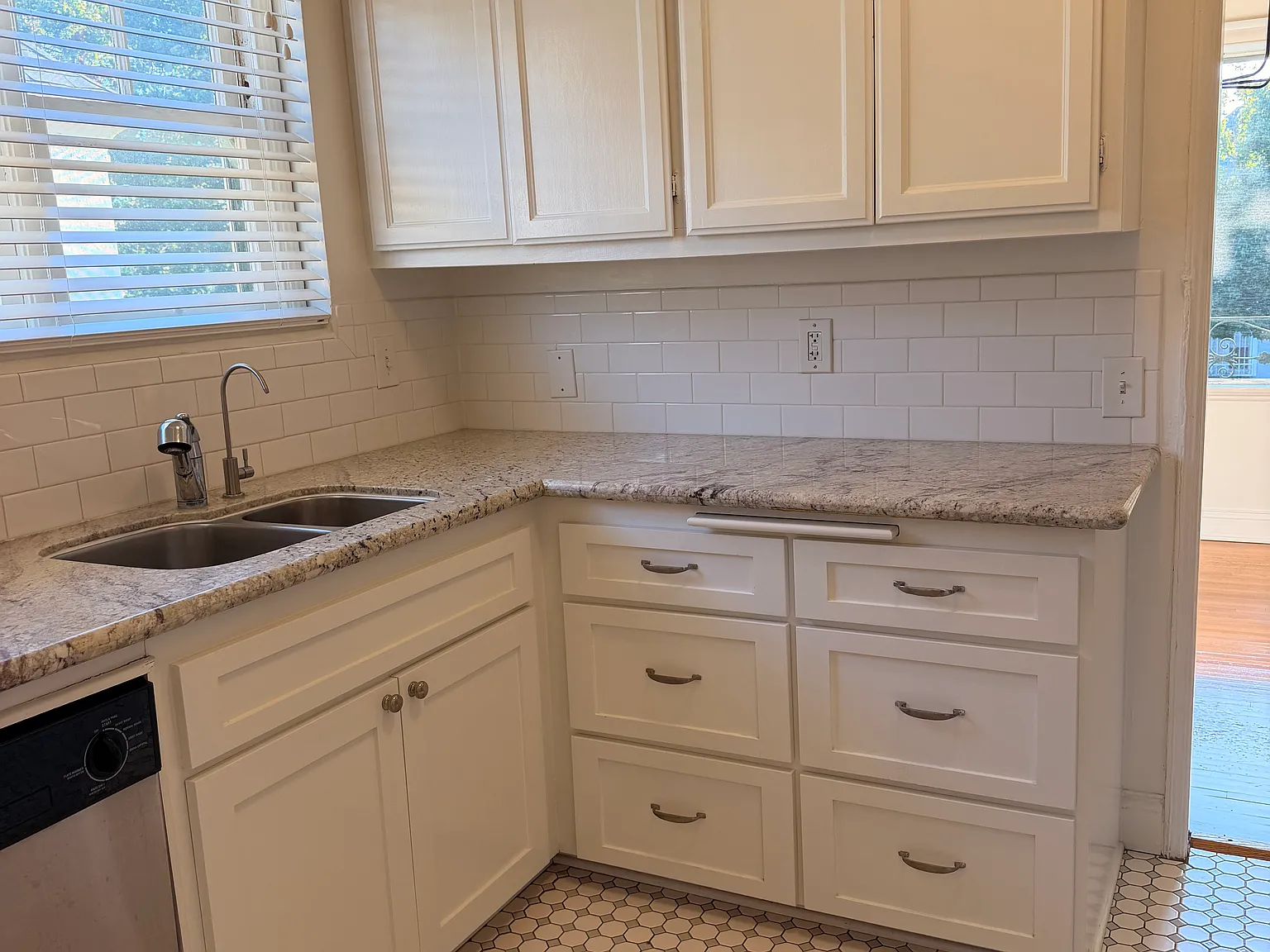 2 bed, 1150 sqft, $3,600 — Photo 4