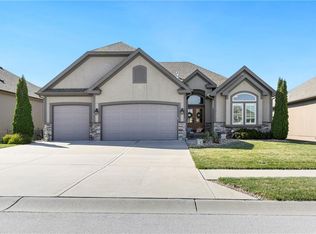 1699 NE Parkwood Dr, Lees Summit, MO 64064