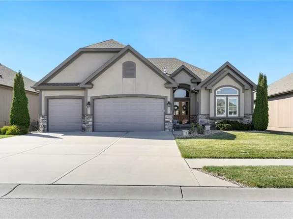 1699 NE Parkwood Dr, Lees Summit, MO 64064