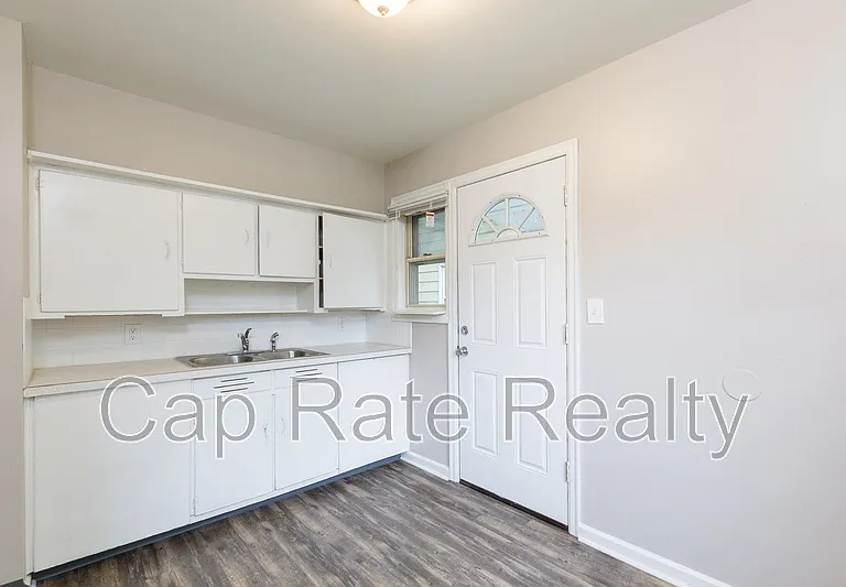 324 S Powell Ave — Photo 8