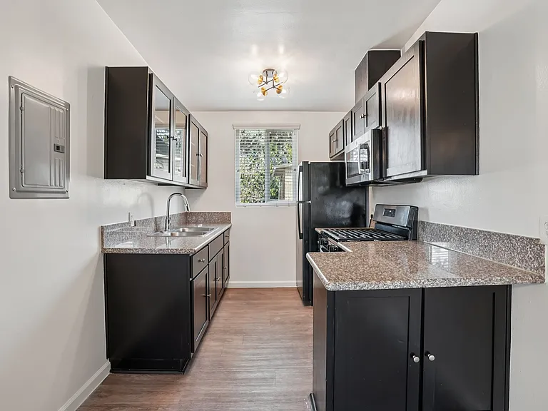 2249 W 24th St — Photo 11