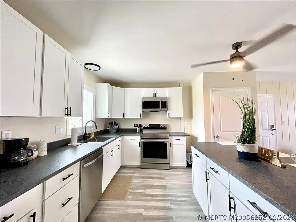 2 bed, 2.0 bath, 4504 sqft, $3,250 — Photo 4