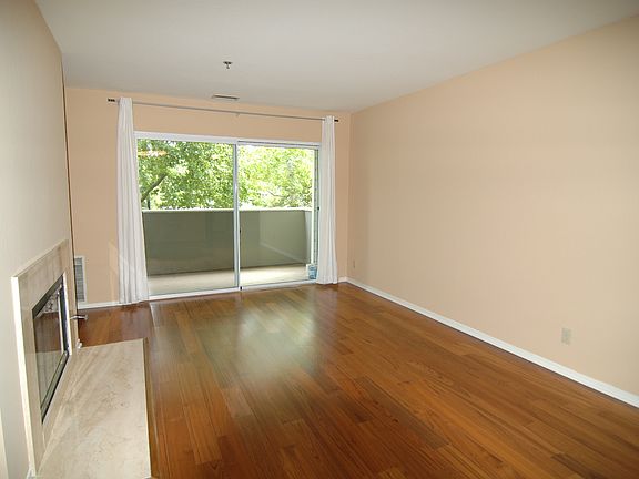 3rd image of 300 Murchison Dr APT 113