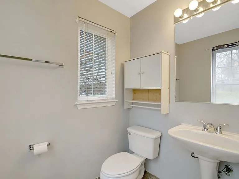 1121 Varney St SE — Photo 25