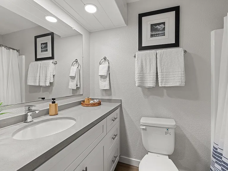 Bathroom_The Breakwater Apartments_Apartments for rent in Huntington Beach, CA