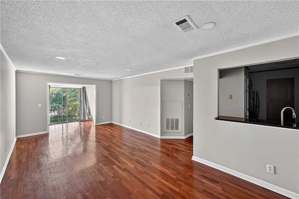 2 bed, 2.0 bath, 949 sqft, $1,650 — Photo 3