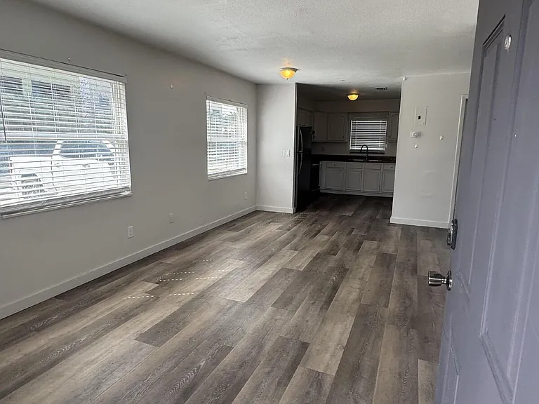 1711 W Carmen St #B — Photo 17